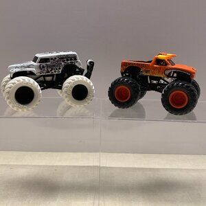 Monster Jam White Grave Digger & El Toro Loco Monster Truck 1:64